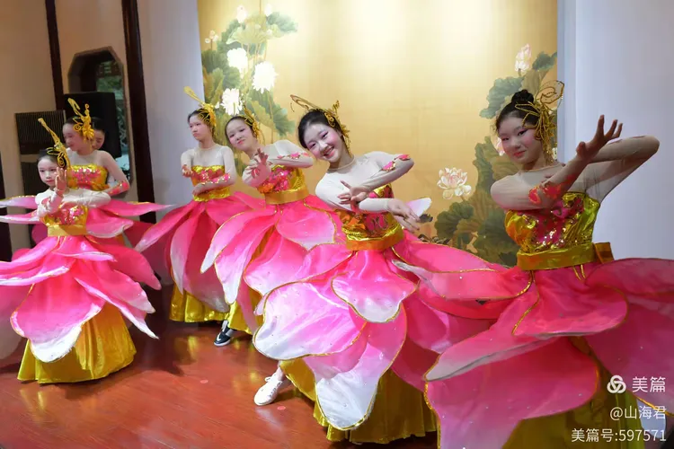 古漪少女荷花舞